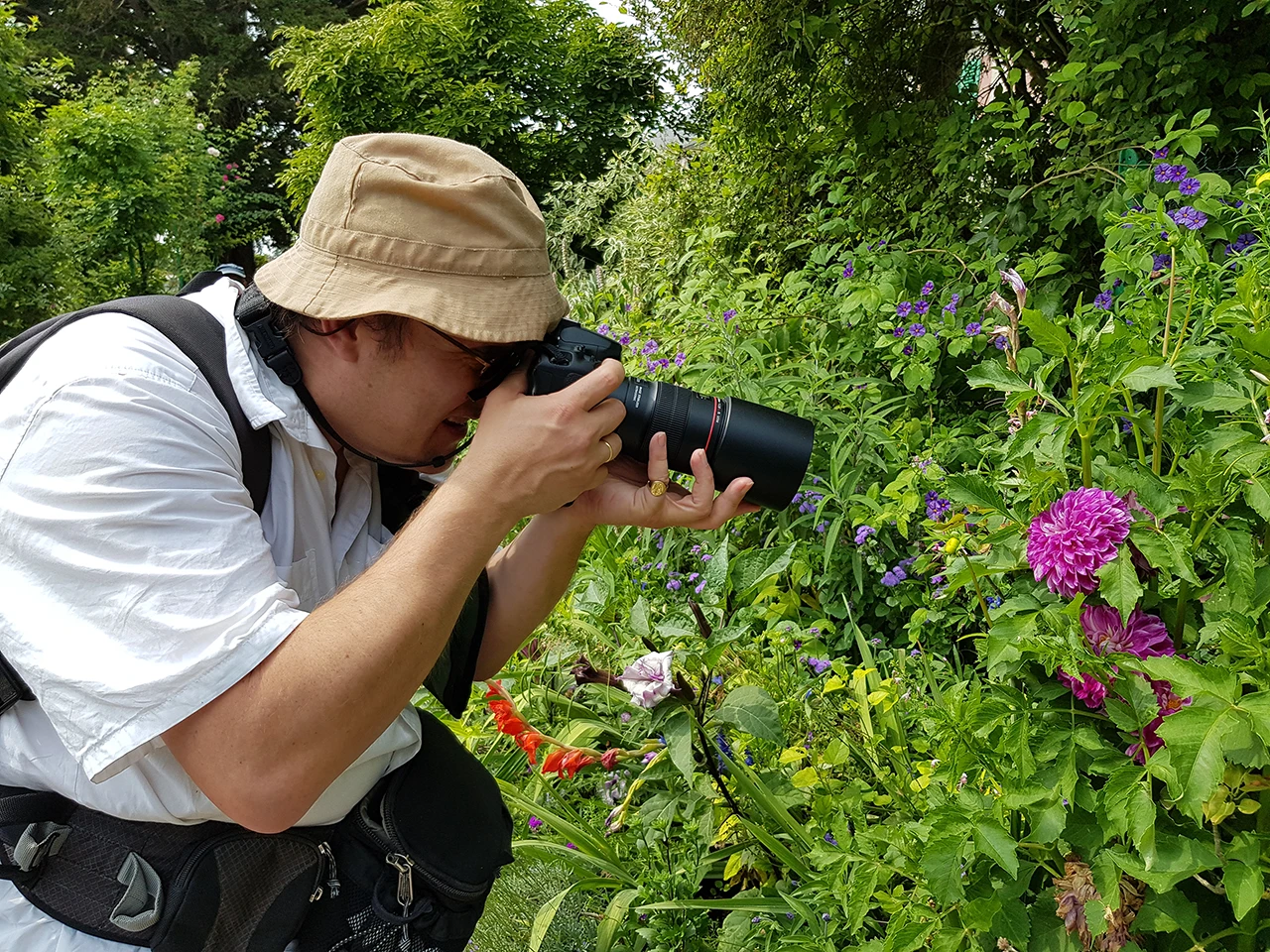 Gauthier Fabri photographiant à Giverny